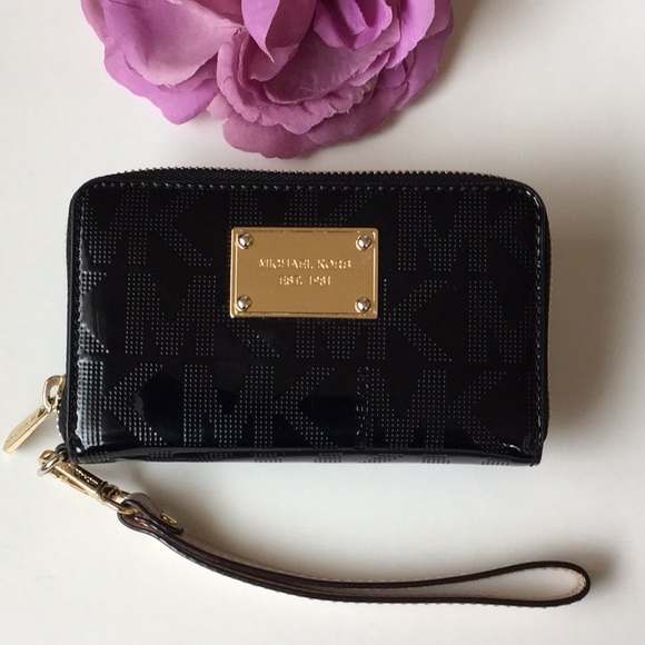 michael kors wrist purse